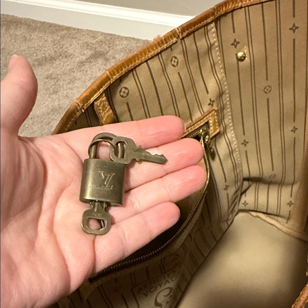Louis Vuitton Classic Monogram Neverfull - Picture 11 of 15
